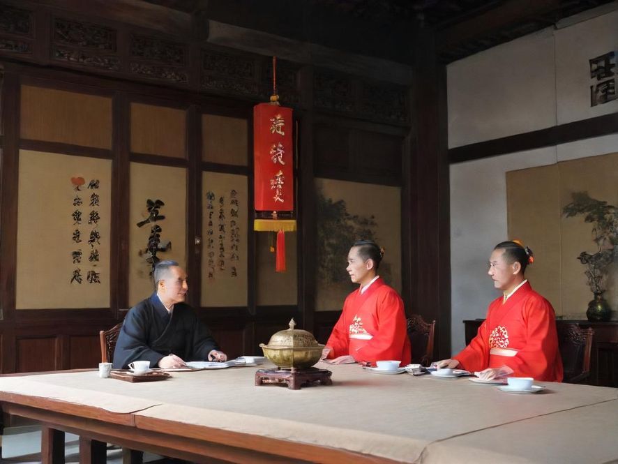 北京品凤阁会所的大堂，充满现代奢华气息