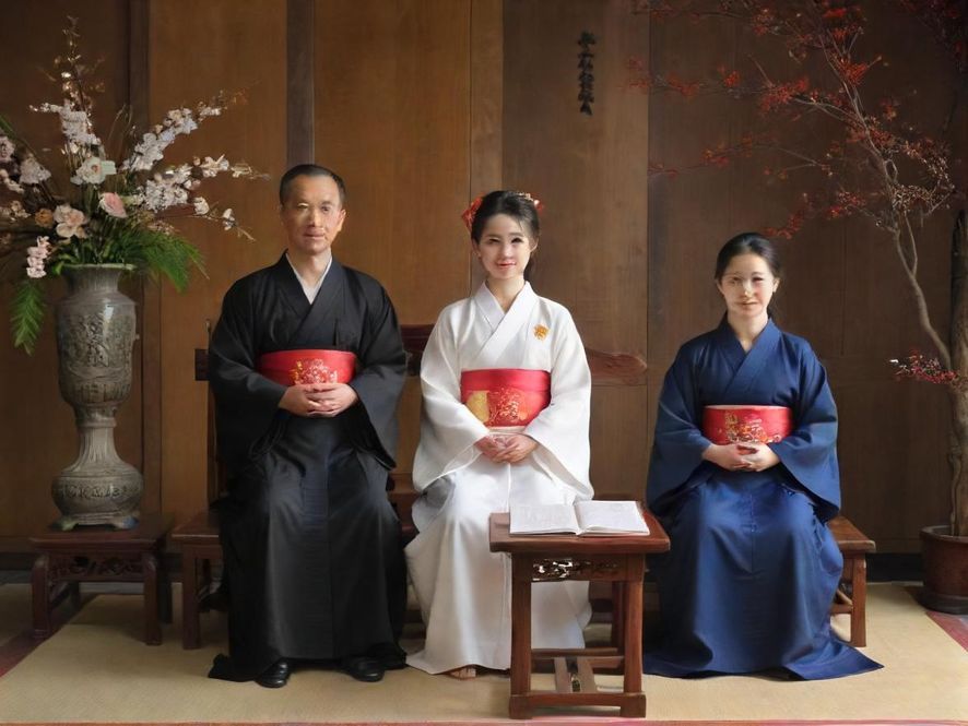 北京年轻人周末聚会 俯视视角 写实照片 充满活力的胡同街区