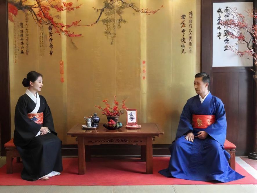 东莞某私密休闲会所内部,柔和的灯光映照着现代奢华的装饰,营造出极致舒适的放松环境。