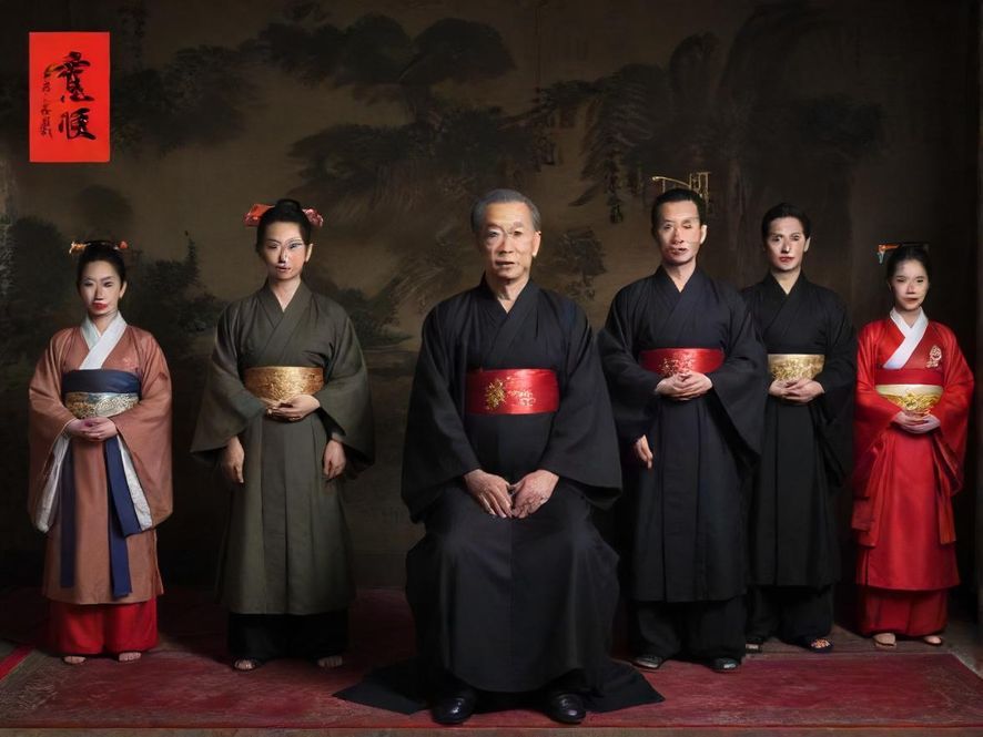 一群年轻人在轻松愉快的咖啡馆里,低头玩着手机,屏幕上是QM网站论坛的界面,他们互相讨论着,脸上洋溢着发现新乐趣的喜悦。