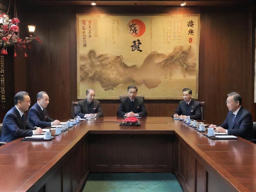 广佛地区一家高端水疗会所的豪华泳池和休闲区域，采用广角镜头拍摄，展现奢华度假风格，阳光充足。